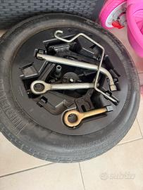 Ruota di scorta con attrezzi