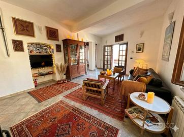 Rustico / Casale di 210 m² con più di 5 locali a C