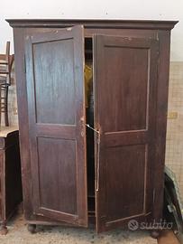 armadio in legno antico