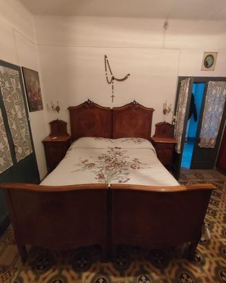 Letto matrimoniale antico