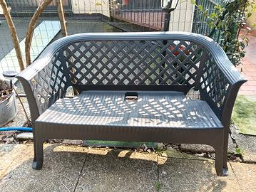 due sedie una panca e un tavolino