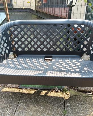 due sedie una panca e un tavolino