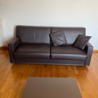 Divano letto tre posti con poltona e tavolini