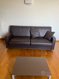 Divano letto tre posti con poltona e tavolini