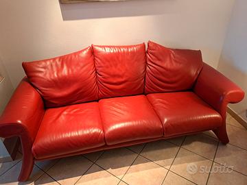 Divano vera pelle rosso 3+2 posti + puff