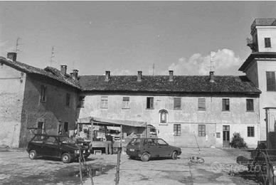Rustico / Casale di 900 m² con più di 5 locali a R