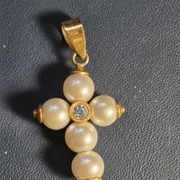 ciondolo a forma di croce oro giallo con perle e z