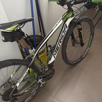 Bicicletta mountain-bike in carbonio, Merida
