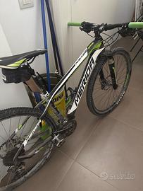 Bicicletta mountain-bike in carbonio, Merida