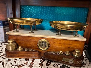 Bilancia con pesetti e piatti in ottone