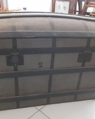 Baule in legno con profili in metallo