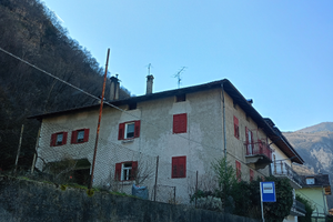 Porzione di casa: due appartamenti e terreno