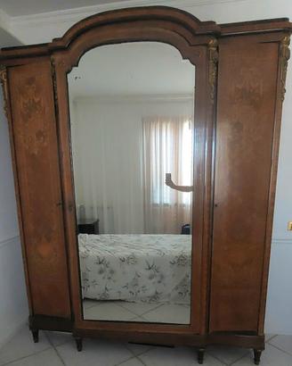 Armadio in legno di rose