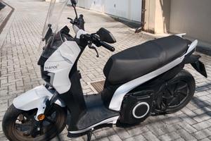 Scooter elettrico Silence 01