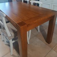 Tavolo fisso in legno massello.