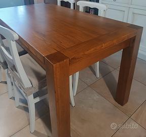 Tavolo fisso in legno massello.