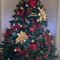 Albero di natale con addobbi