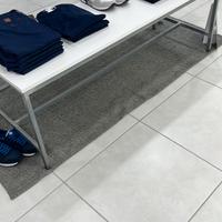 Tavolino da esposizione in metallo e legno