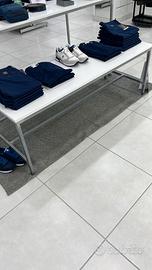 Tavolino da esposizione in metallo e legno