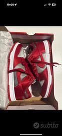 Scarpe nike dunk w low ess grigia e rossa lucida