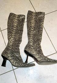 Stivali stampa pitonati n. 36 usati elasticizzati