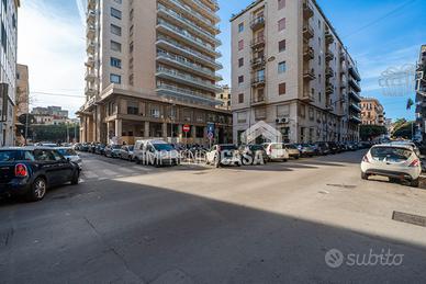 Locale Commerciale con 5 vetrine su strada