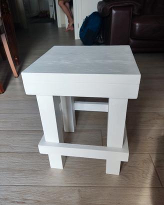 sgabello quadrato in legno 