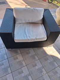 2 poltrone più 2 tavolini da giardino uguali 