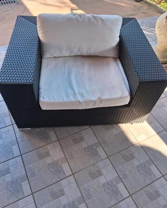 2 poltrone più 2 tavolini da giardino uguali 