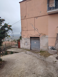 Cantina/box auto di 47 mq con spazio esterno