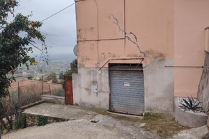 Cantina/box auto di 47 mq con spazio esterno