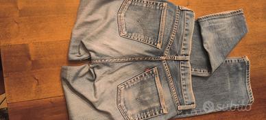 Jeans Levis vintage e pantaloni tuta Adidas