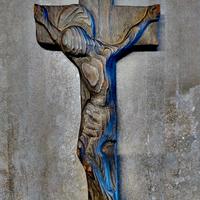 Crocifisso in legno, scolpito e spazzolato