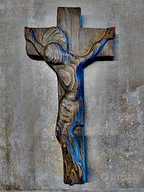 Crocifisso in legno, scolpito e spazzolato