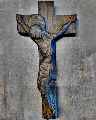 Crocifisso in legno, scolpito e spazzolato