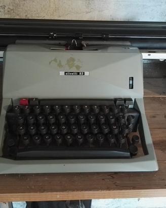 Macchina da scrivere Olivetti 82