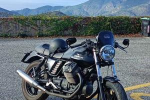 Moto Guzzi V7 Stone - la moto italiana classica