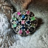 Grande anello vintage, argento e pietre preziose.