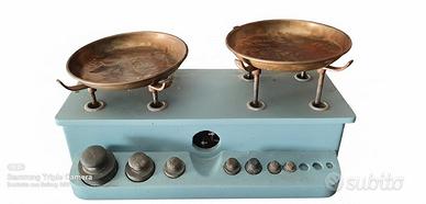 Bilancia Antica a Due Piatti