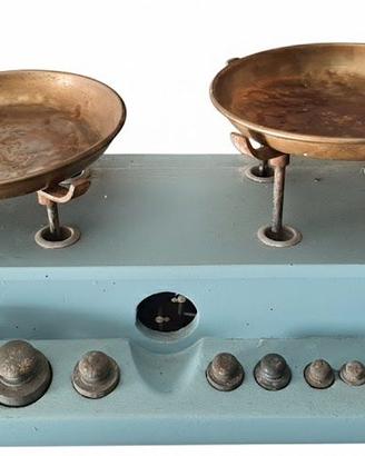 Bilancia Antica a Due Piatti