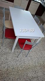 Tavolo allungabile bianco con 6 sedie in metallo