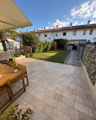 Villa a schiera ristrutturata con giardino