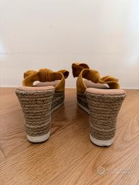 Sandali con zeppa color senape con fiocco