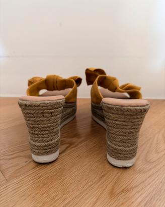 Sandali con zeppa color senape con fiocco