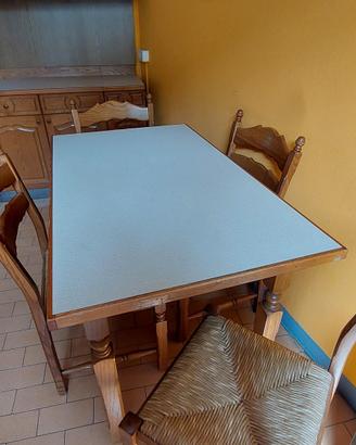 Tavoli con 4 sedie (vendibili separatamente)