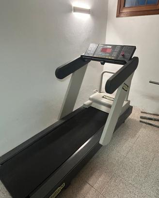 tapis roulant technogym da palestra professionale