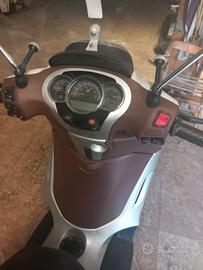 scooter Beverly 300 bianco 