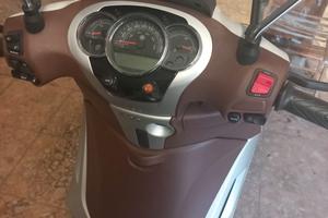 scooter Beverly 300 bianco 