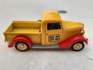 Modellino Majorette 1:19 - Ford V8 Pick-Up (1936)