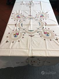 Tovaglia rotonda ricamata a mano punto croce